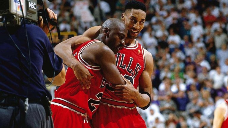 Meciul de baschet care a generat cea mai scumpa pereche de sneakers: Michael Jordan’s Flu Game