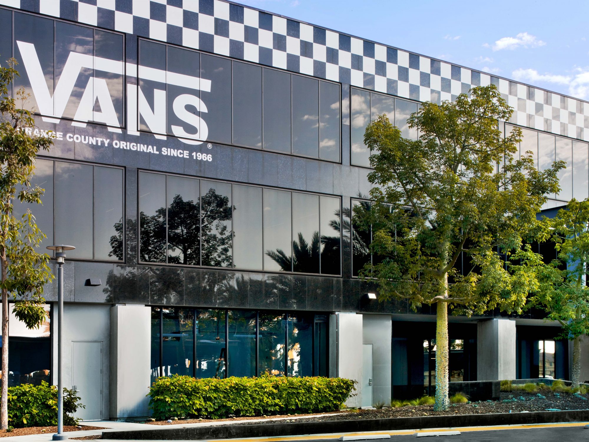 Vans se îndreaptă către o sustenabilitate de 100% până în 2030