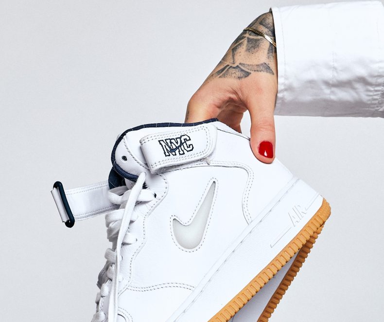 Nu rata lansarea dublă a iconicului Air Force 1 Mid Jewel