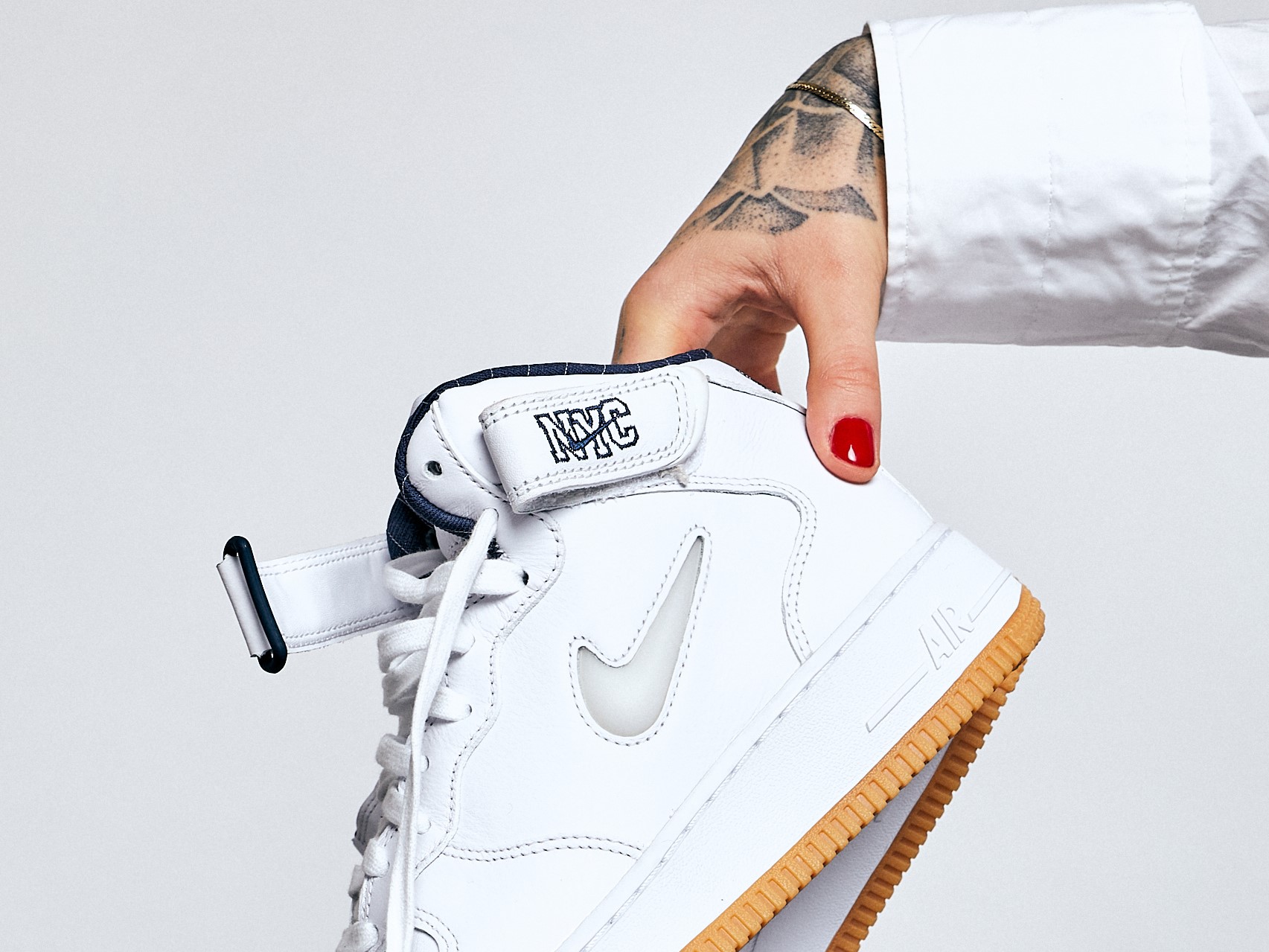 Nu rata lansarea dublă a iconicului Air Force 1 Mid Jewel